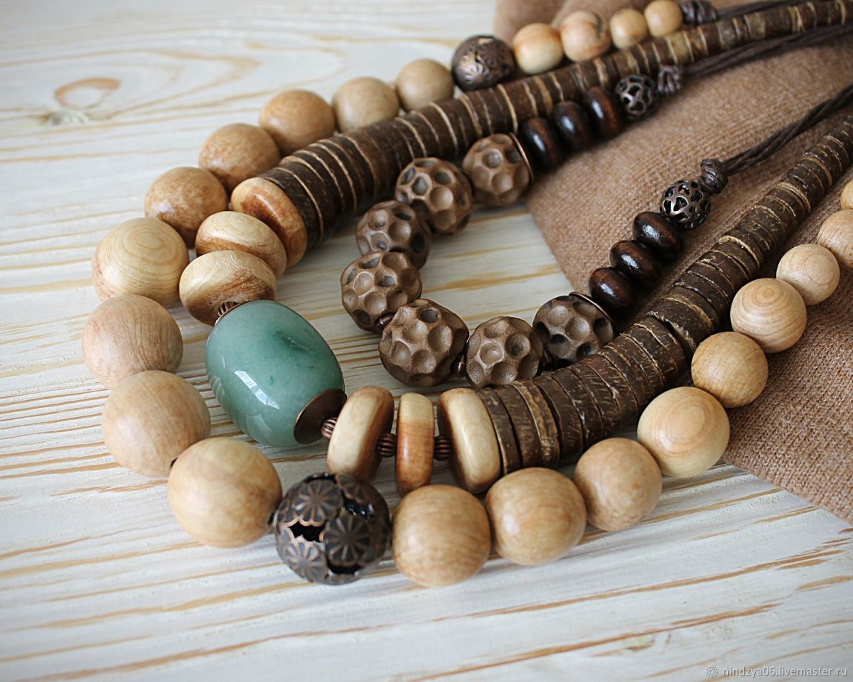 Деревянные бусы на палочке