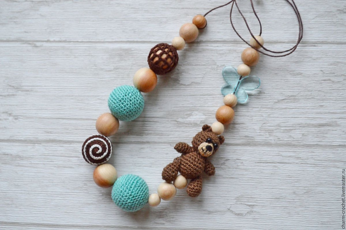 Брелок из бусин из дерева