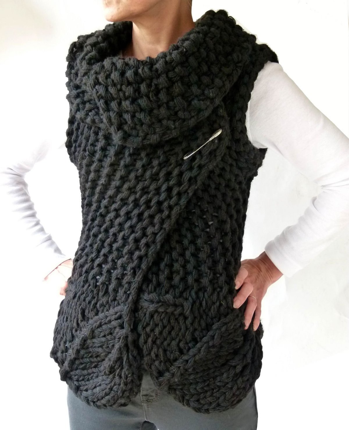 Вязаная серая безрукавка