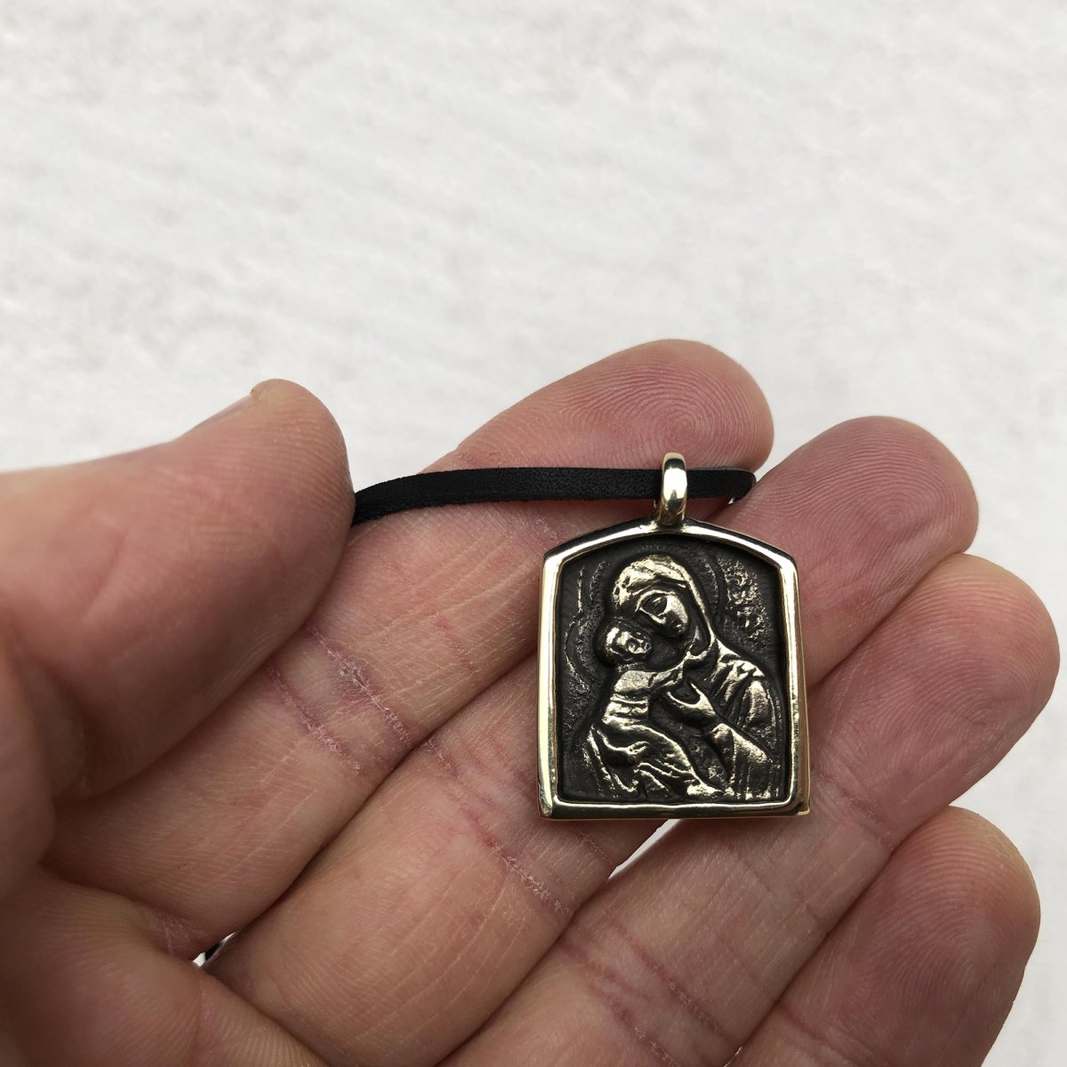 Кулон Богородица на выздоровление для мужчин