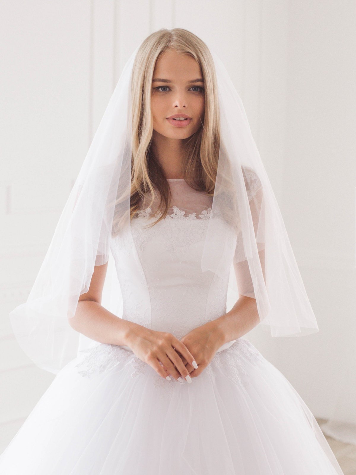 Девушка в свадебном платье