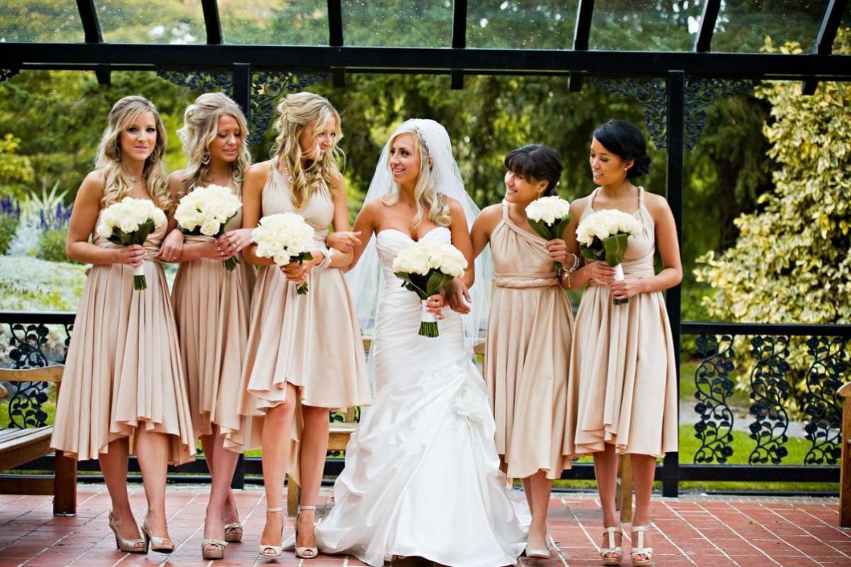 Задранные платья подружек невесты