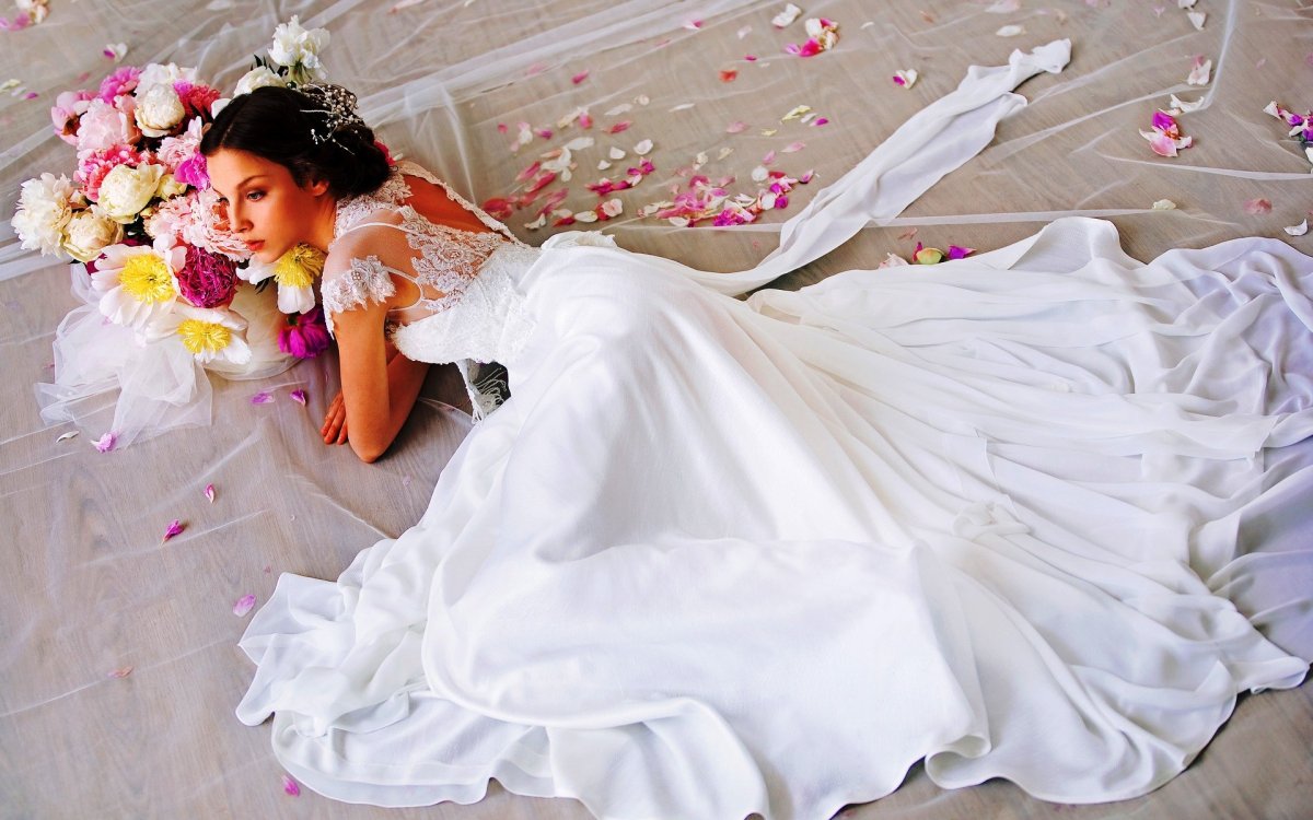 Прическа под короткое платье