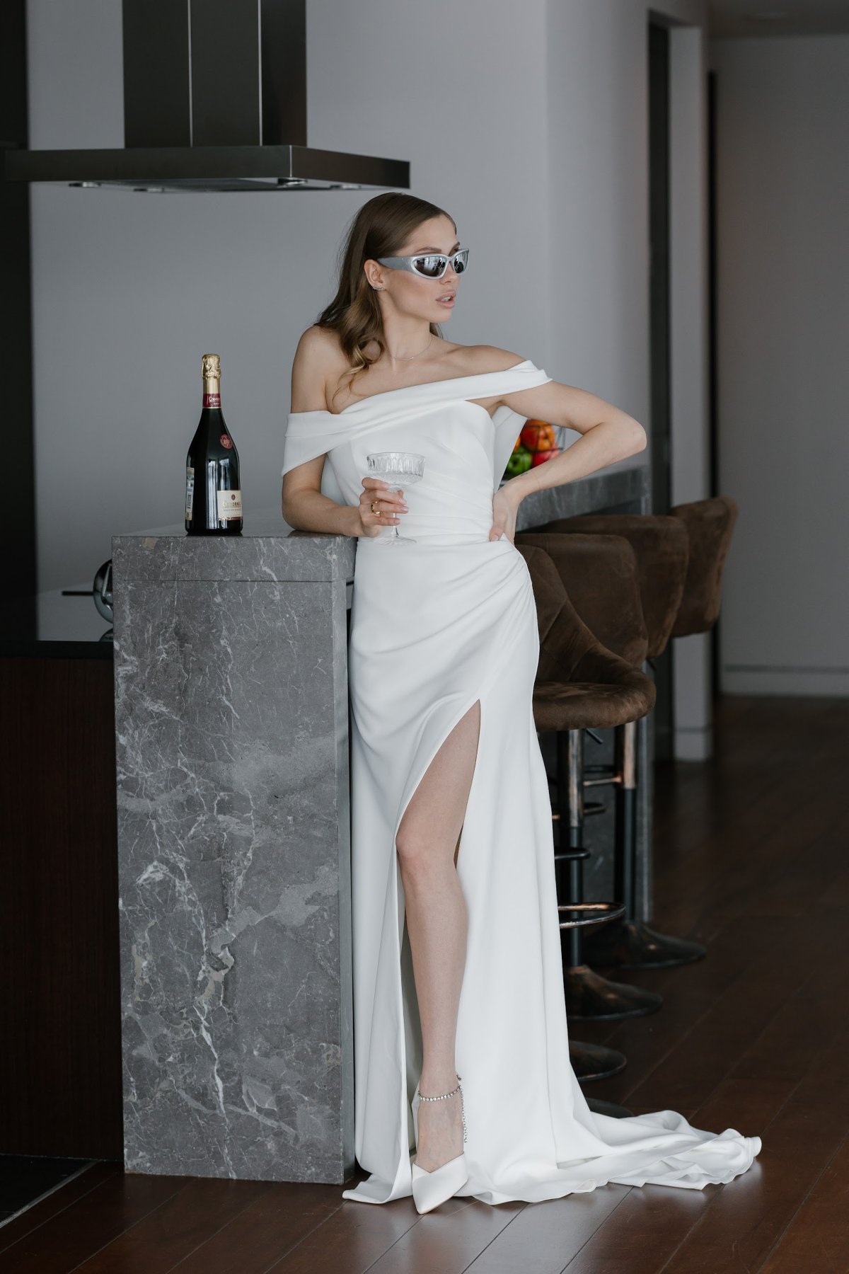 Свадебное платье с разрезом спереди