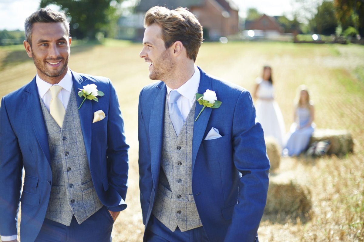 Свадебное платье с бордовым поясом