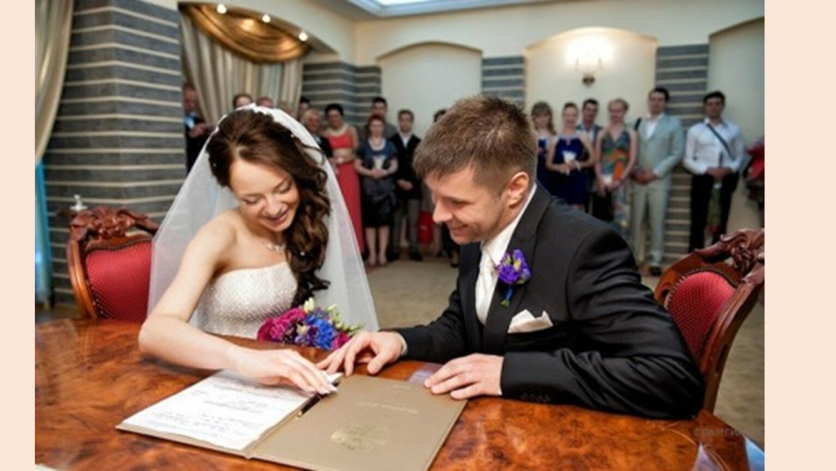 Молодожены в ЗАГСЕ