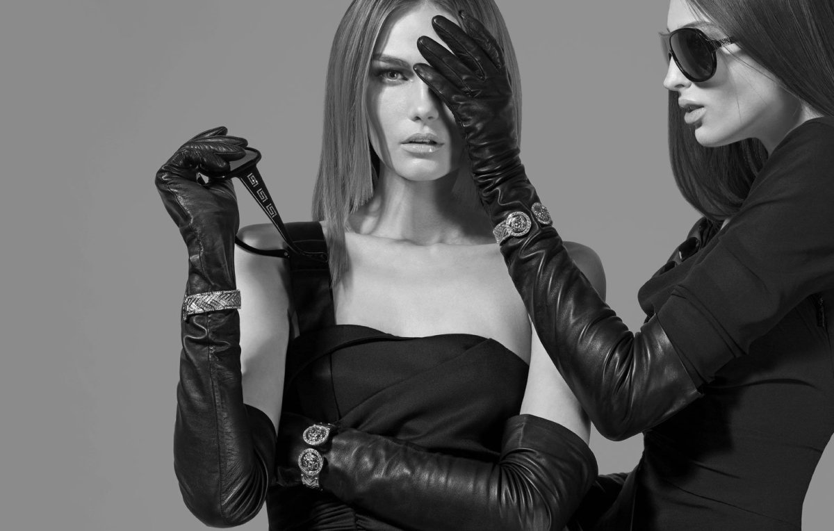 Кэтрин Росс in Leather Gloves