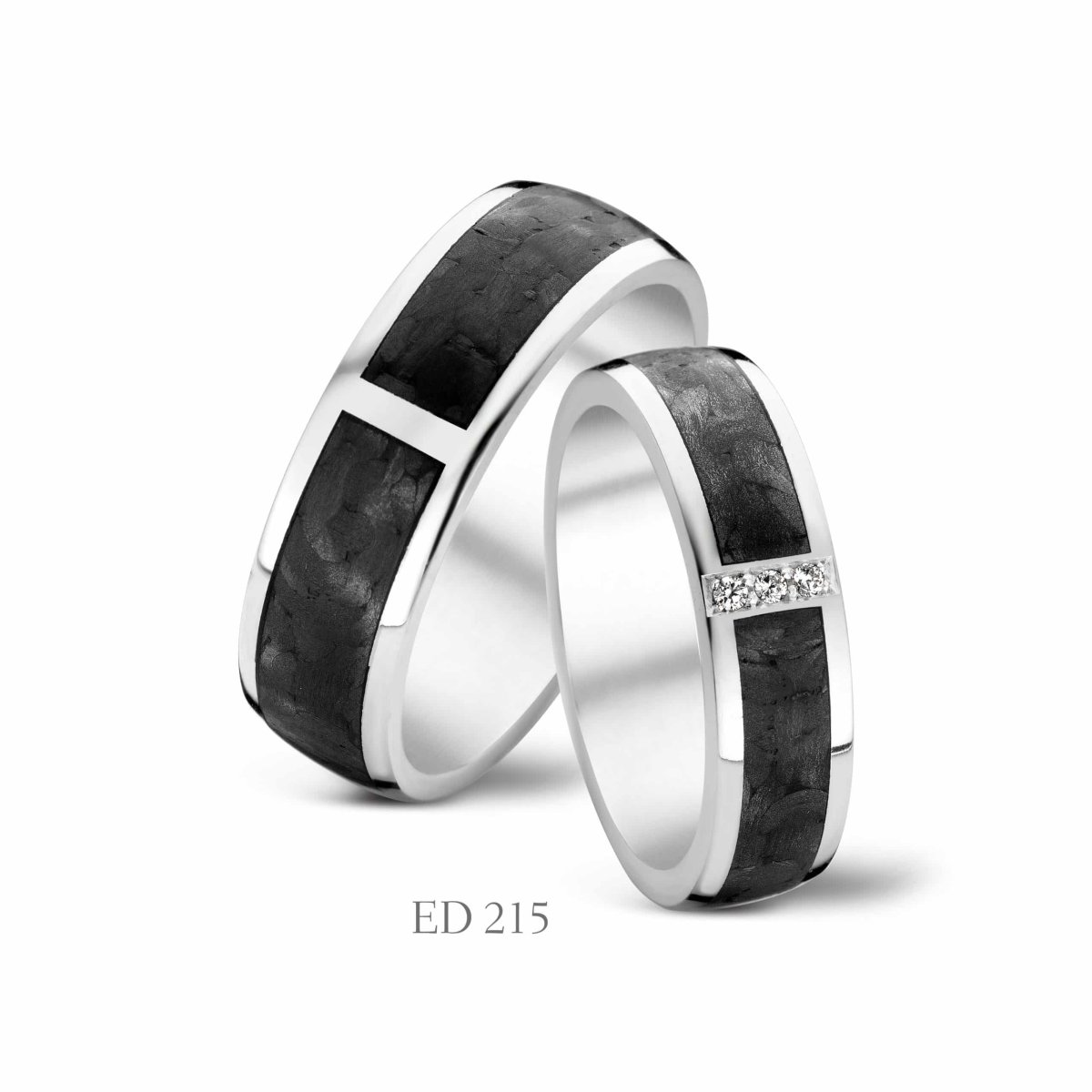 Обручальные кольца серебряные на белом фоне