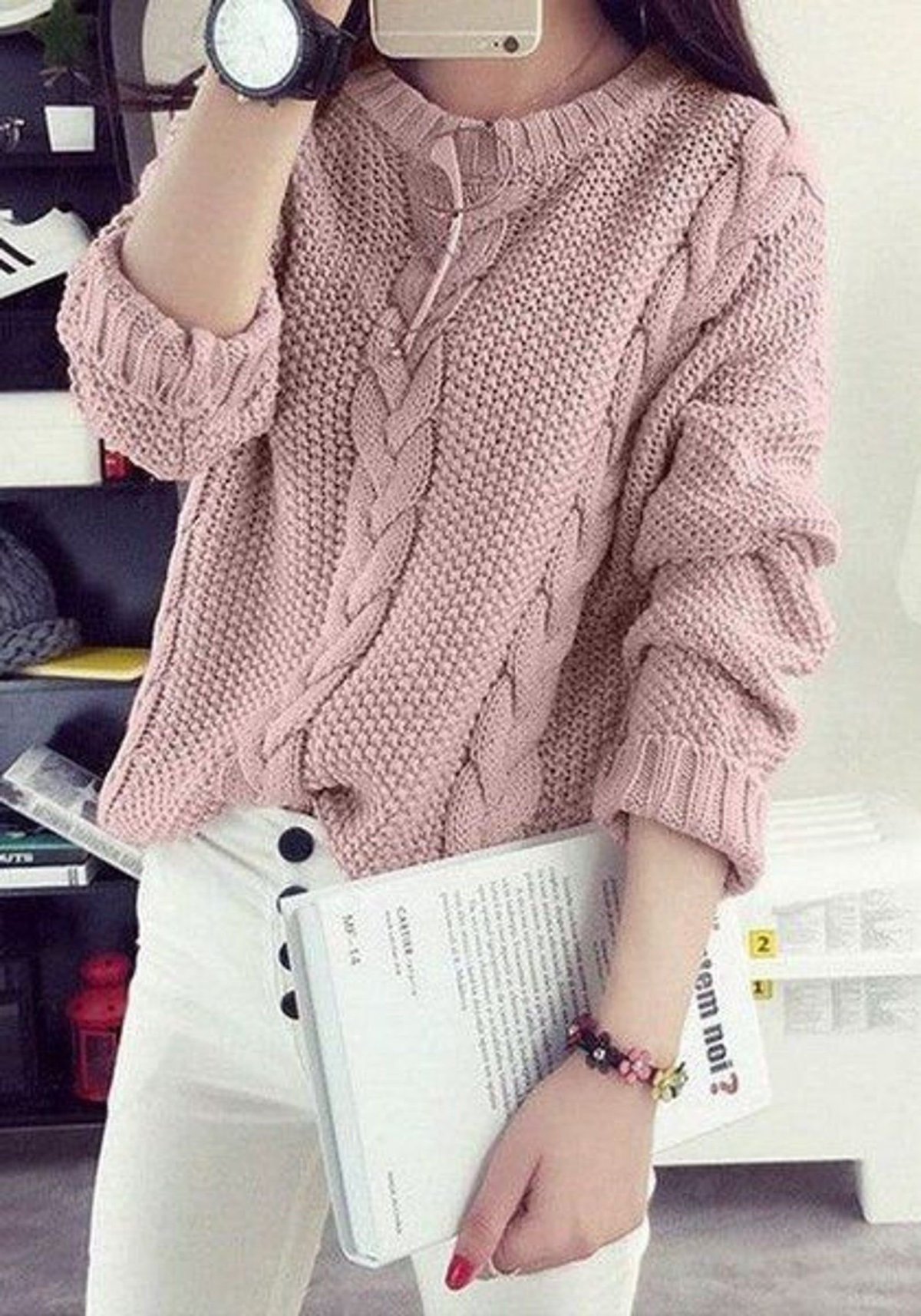 Красивая девушка в свитере