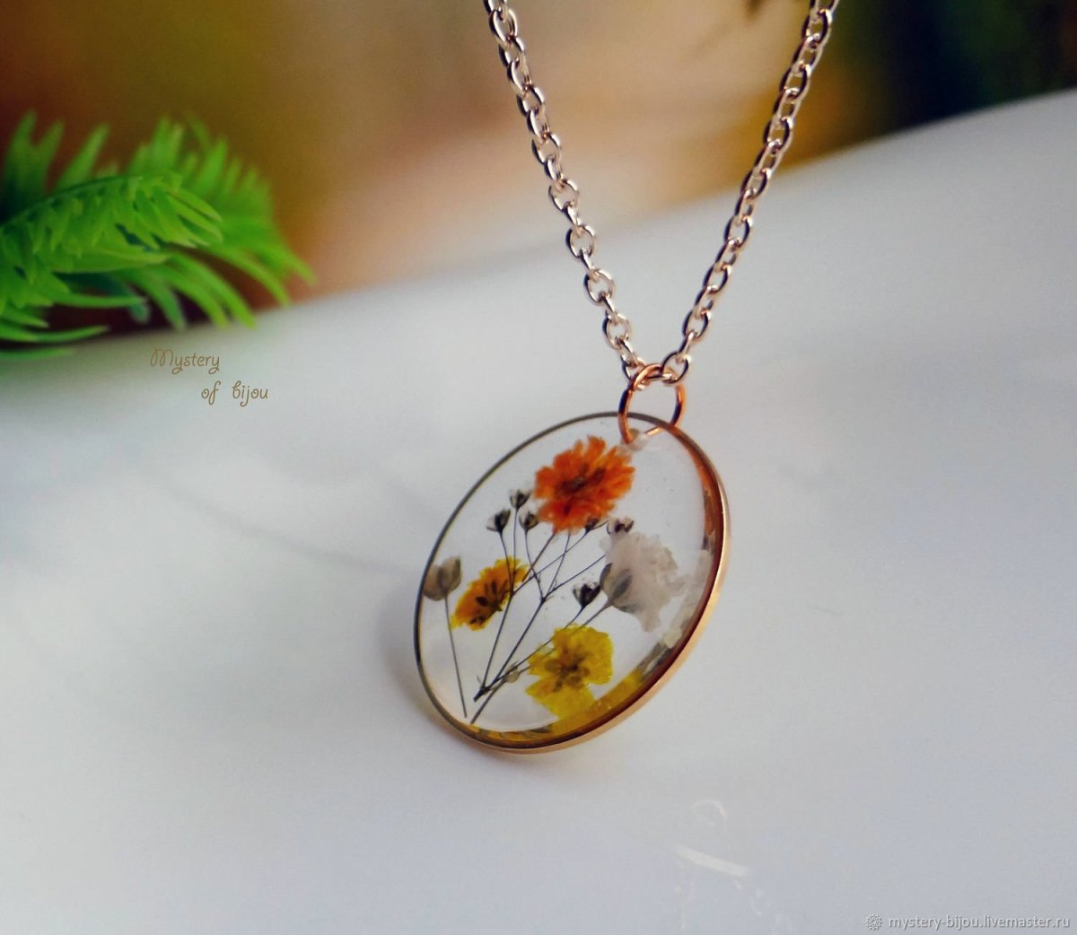 Кулон из эпоксидной смолы с цветами