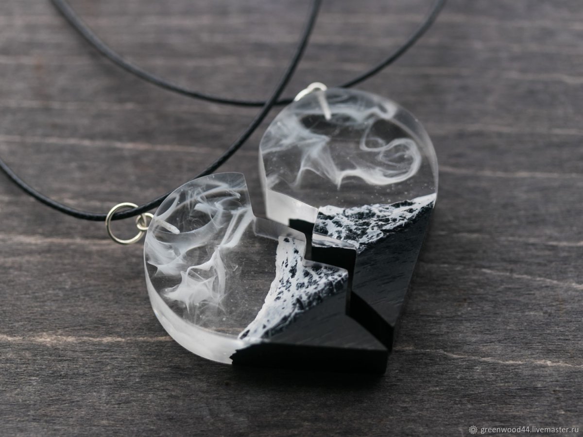 Парные кулоны из смолы