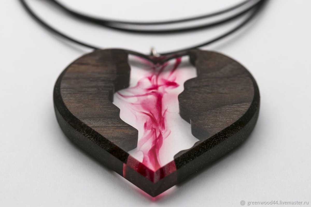 Подвеска из эпоксидной смолы и дерева
