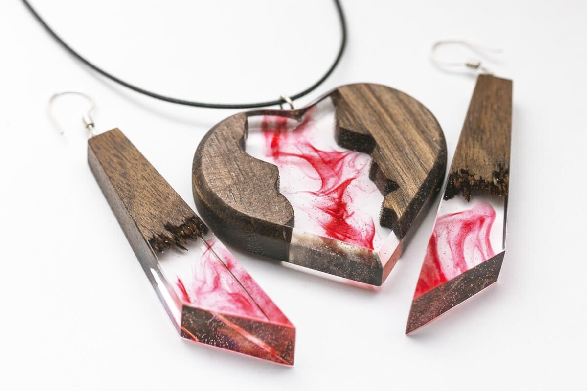 Кулон из эпоксидной смолы и дерева