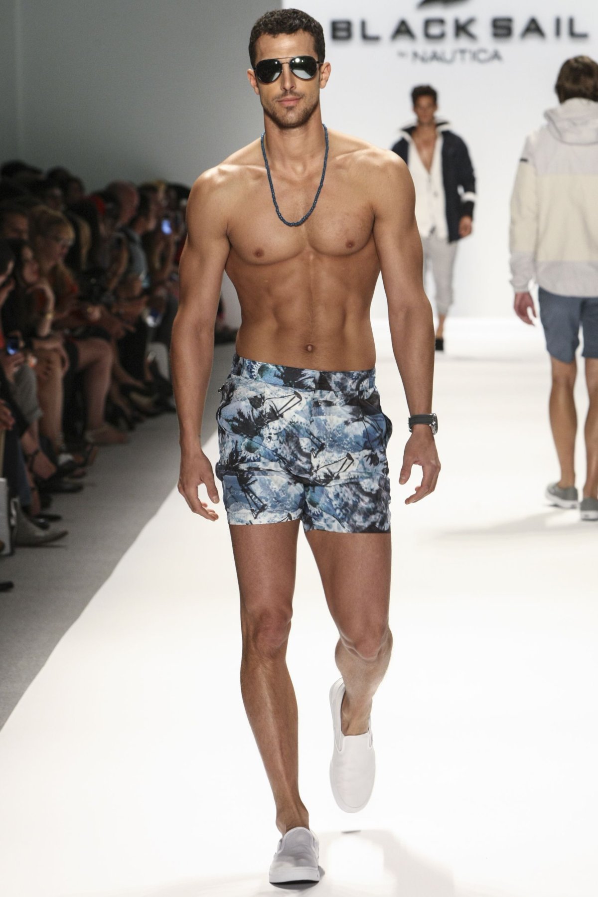 Мужчина в белом на пляже