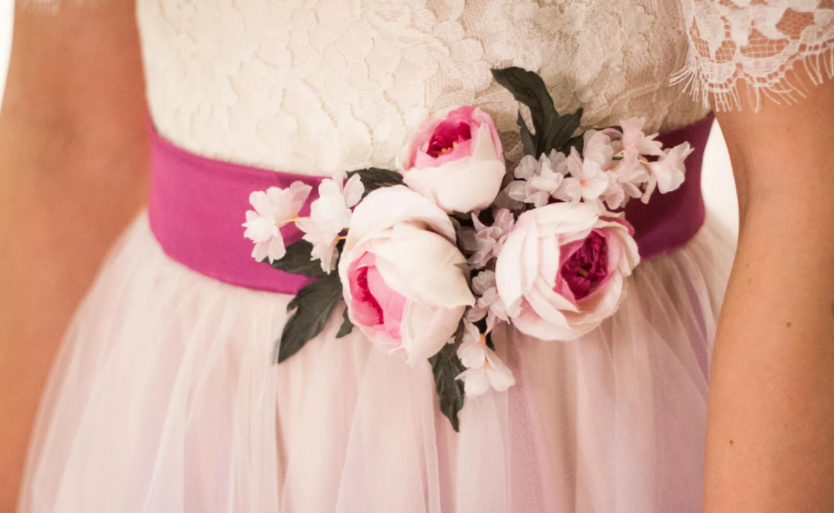 Пояс из цветов на платье