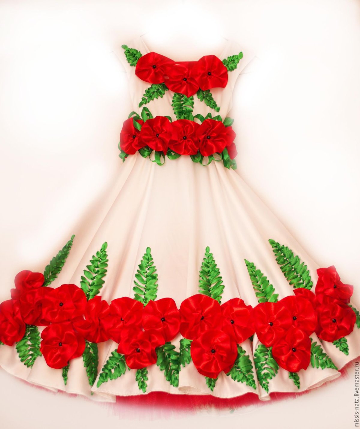 Платье с атласными лентами