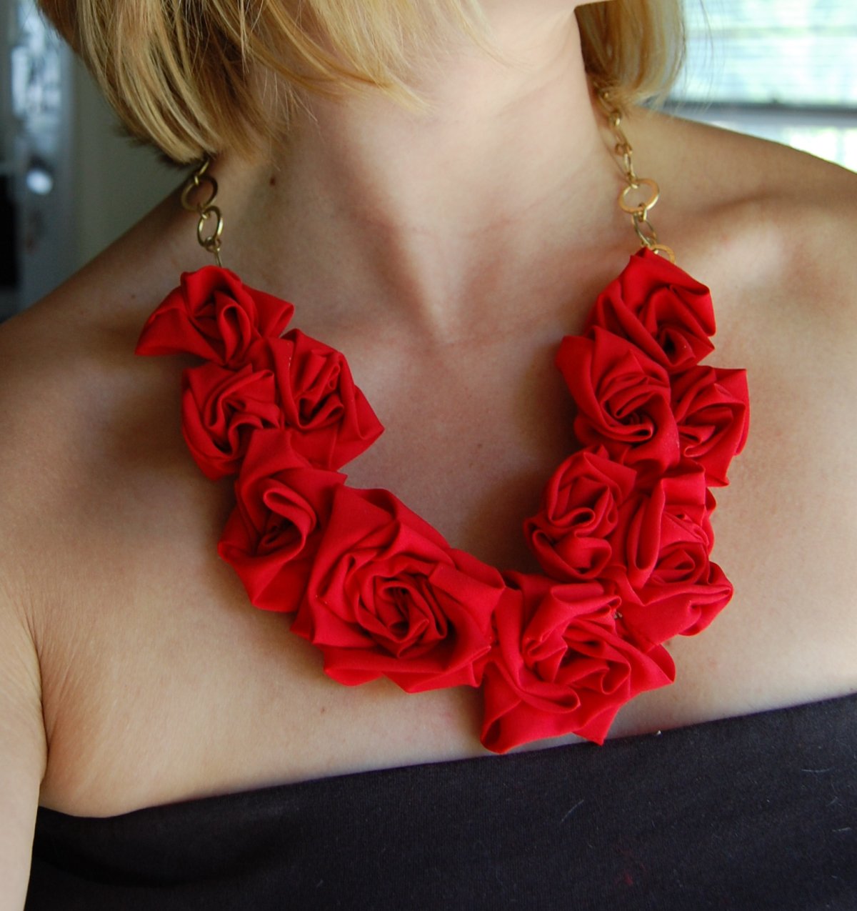 Украшение на шею красного цвета