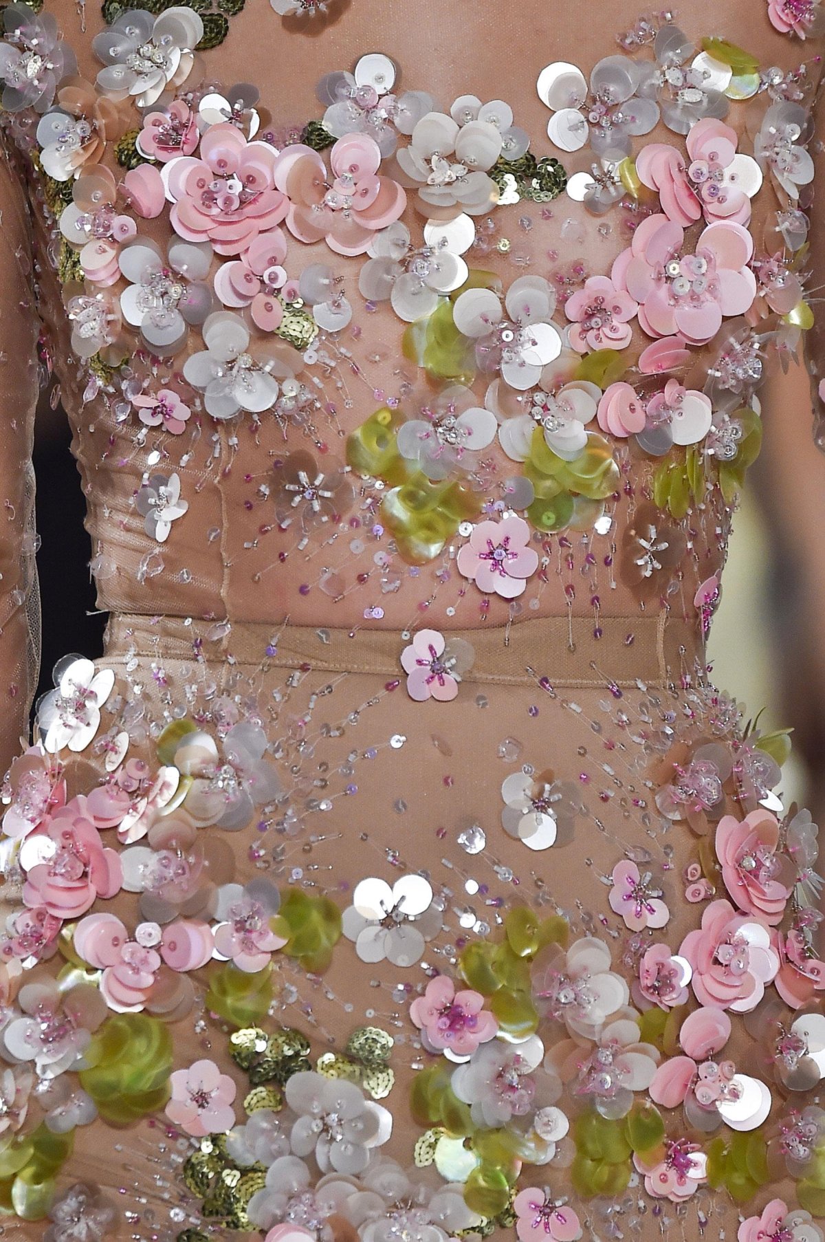 Декор платья цветами