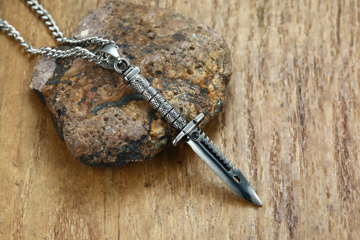 Амулет кинжал