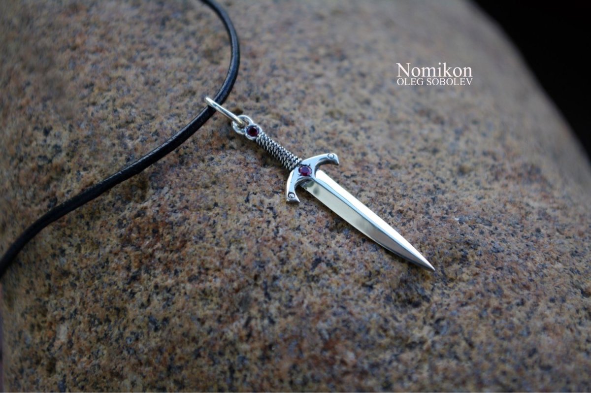 Кулон в виде ножа