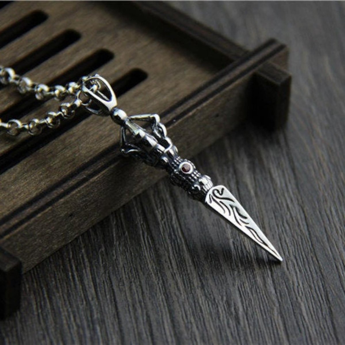 Кулон кинжал