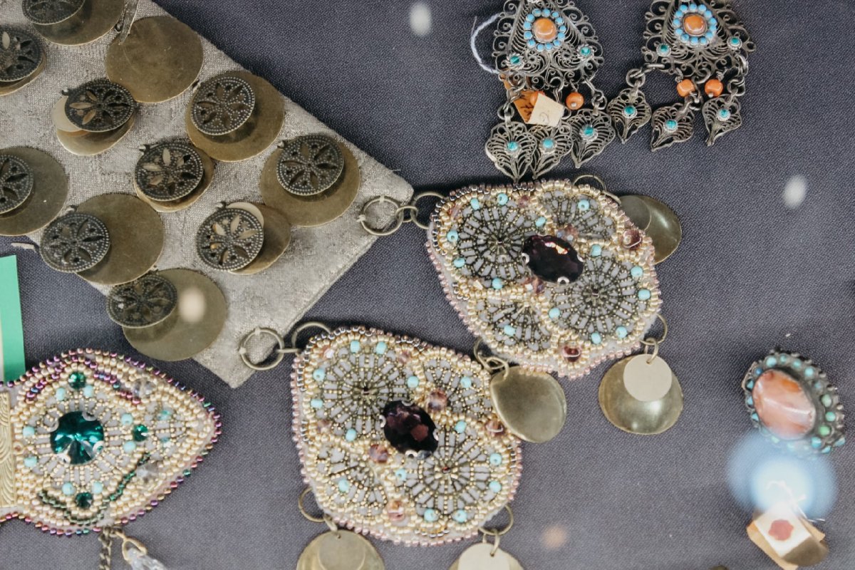 Древние украшения с камнями