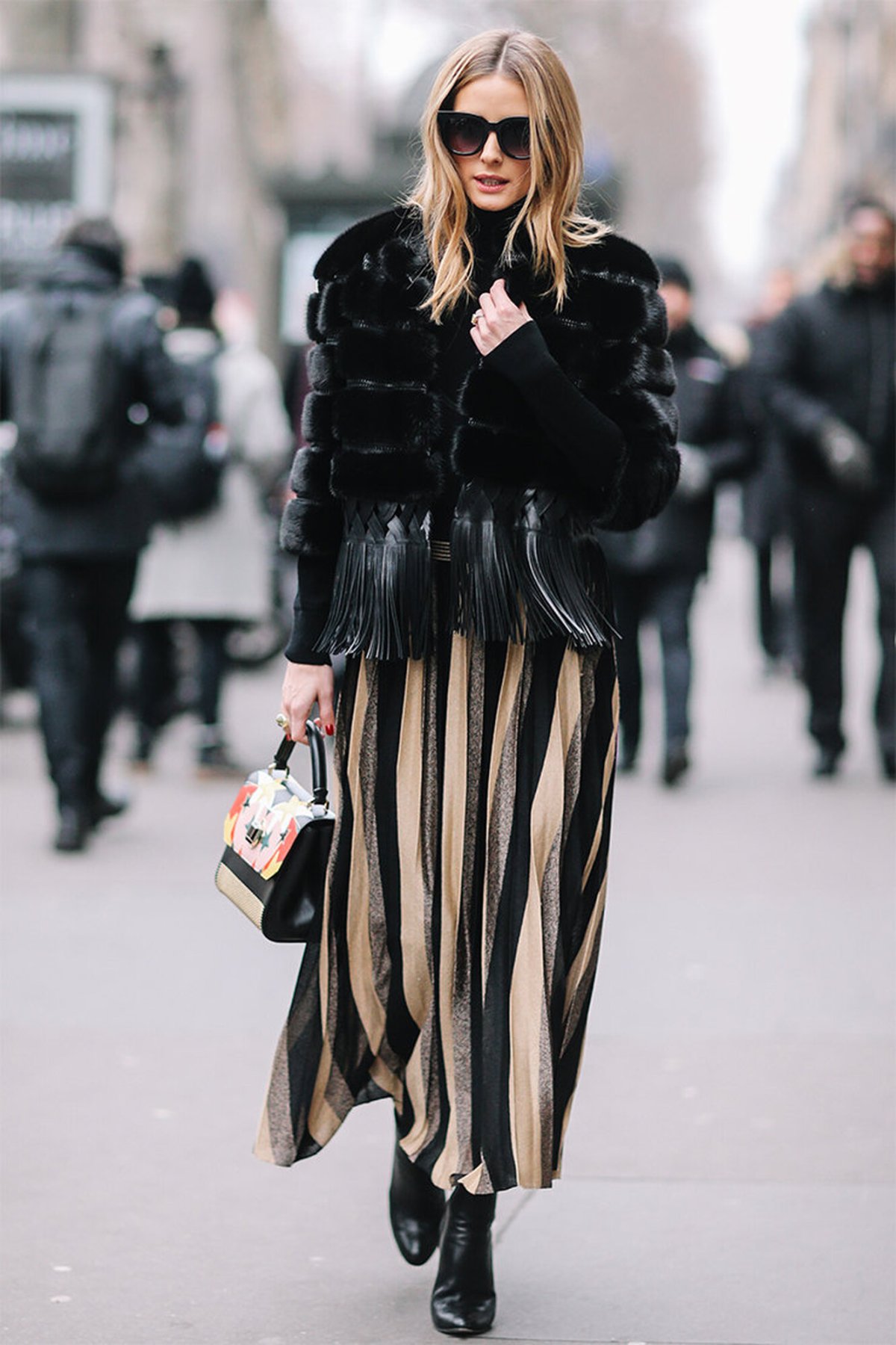 Девушка в белой шубе