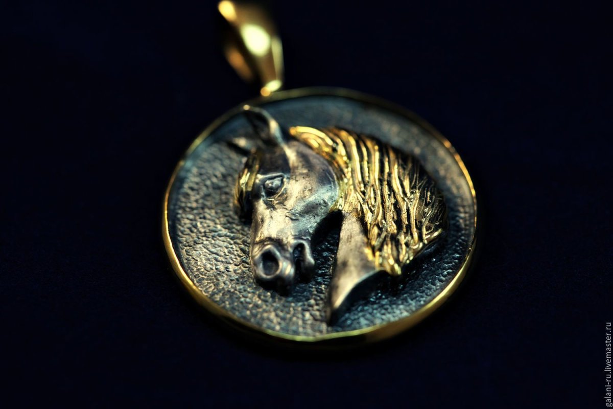 Золотая подвеска лошадь