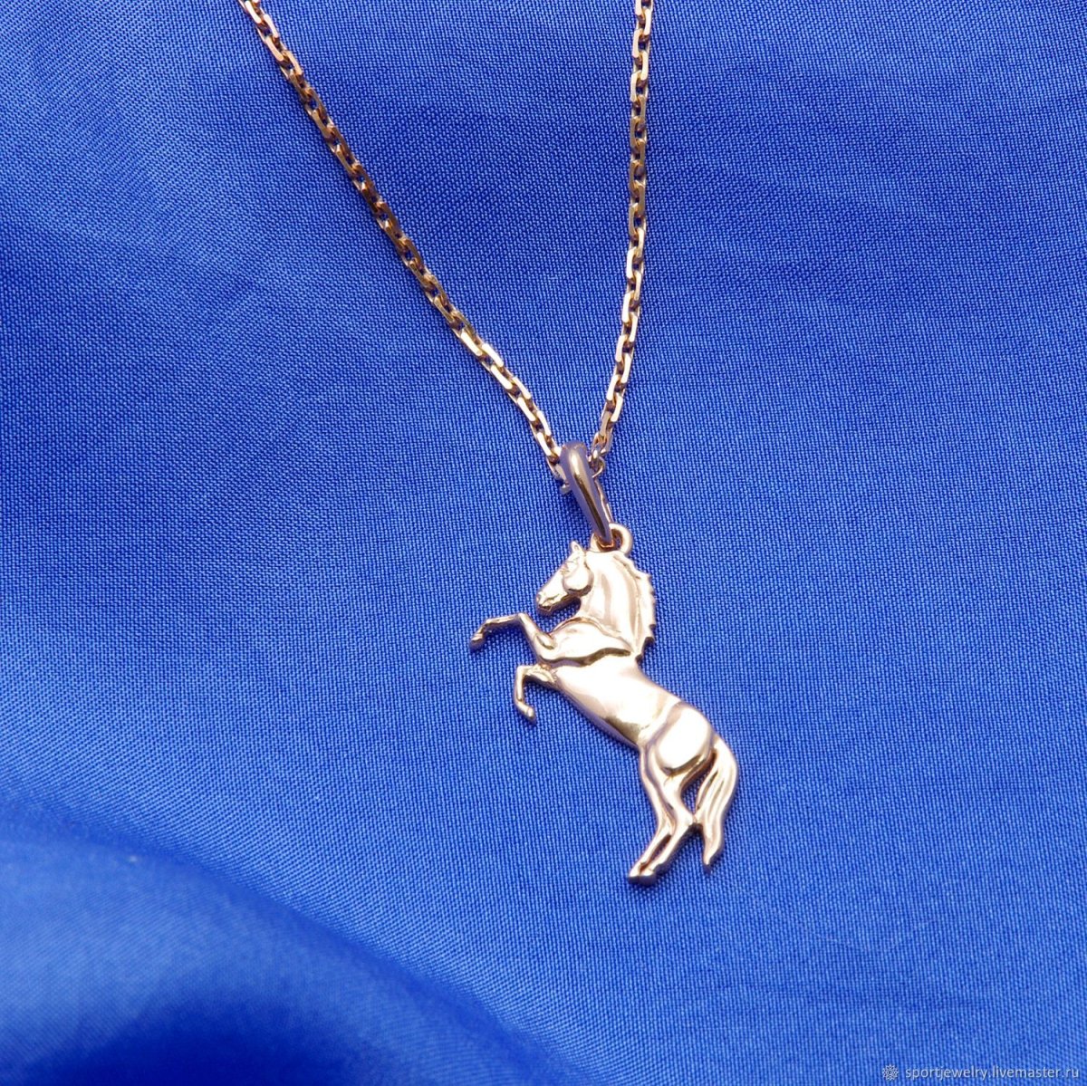 Подвеска лошадка золото
