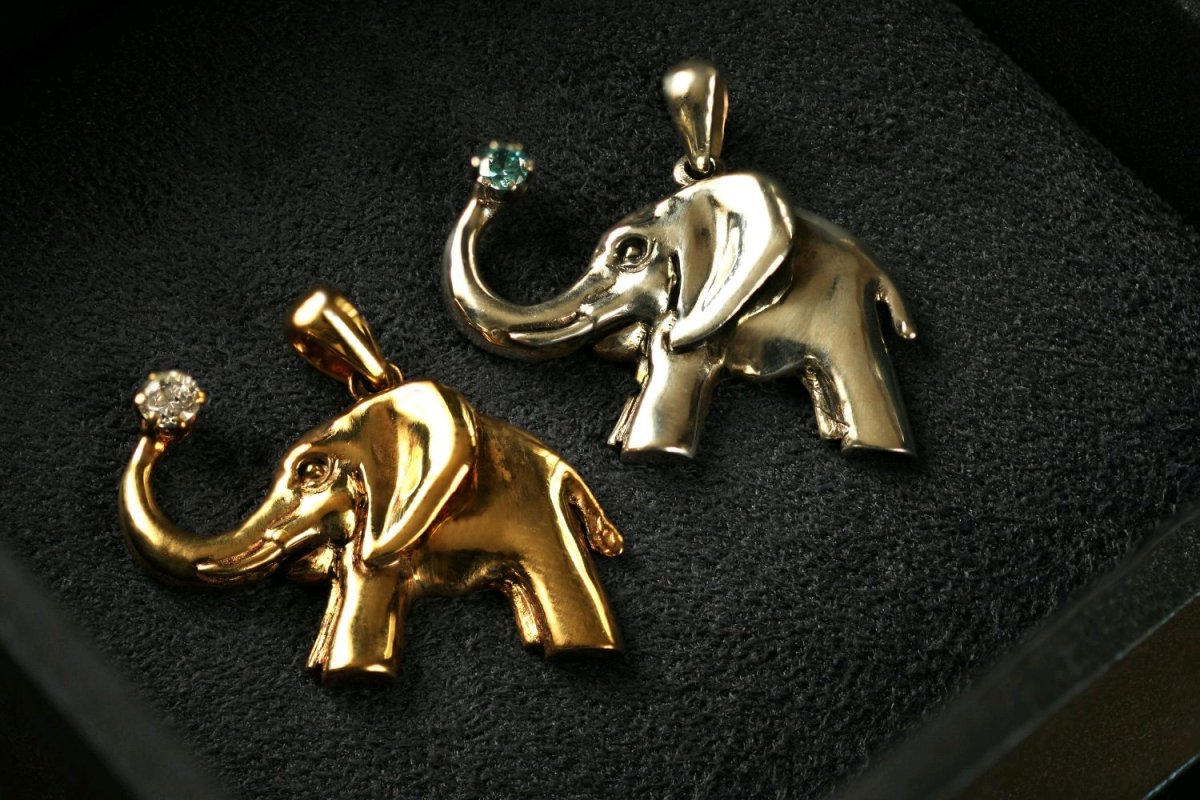 Золотая подвеска Слоник