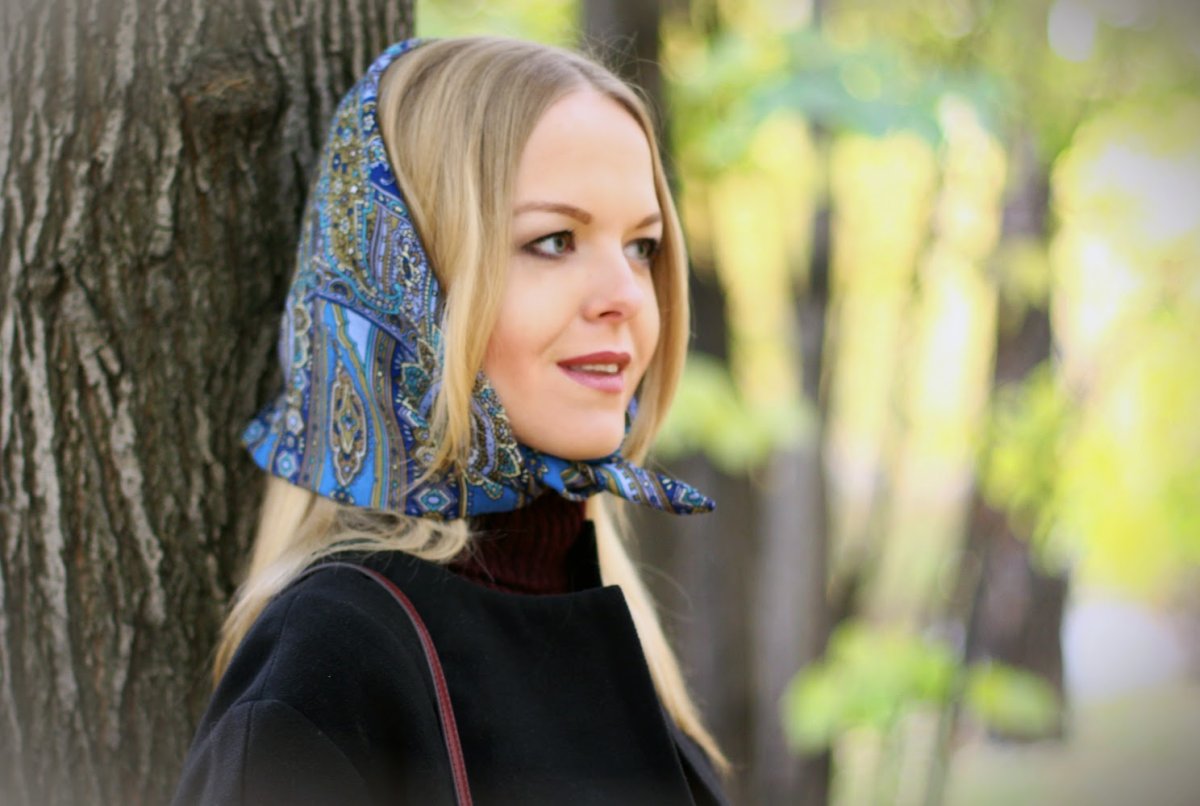 Девушка в платке