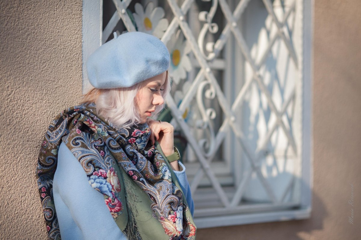 Красивая девушка в платке