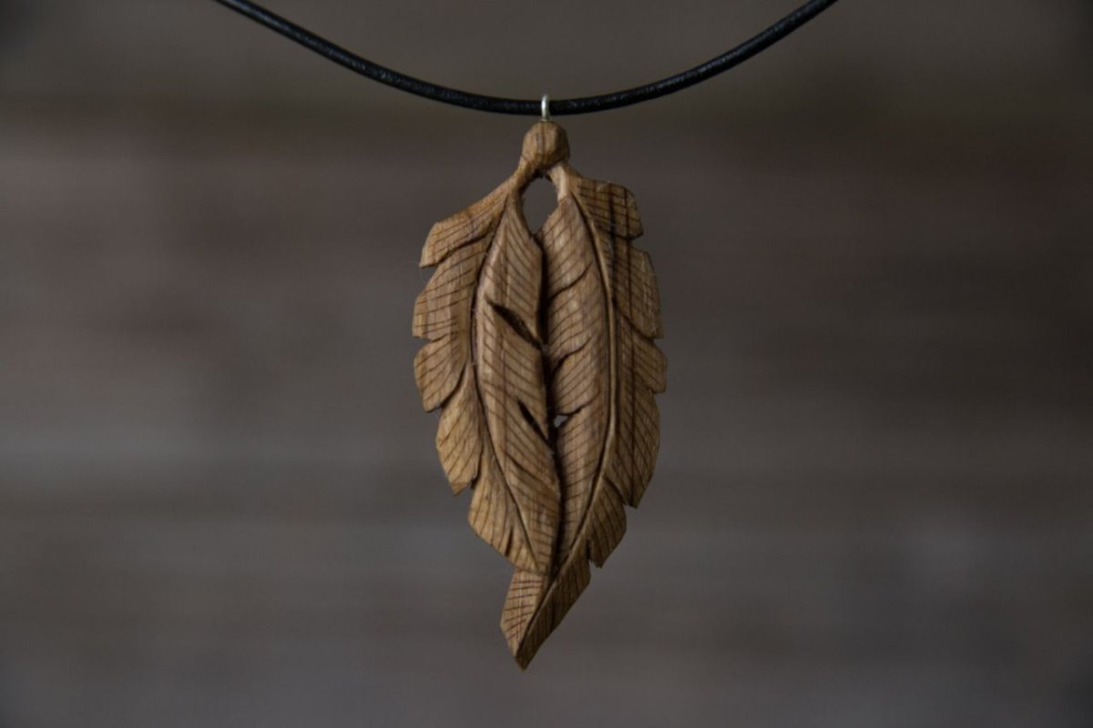 Кулон из дерева