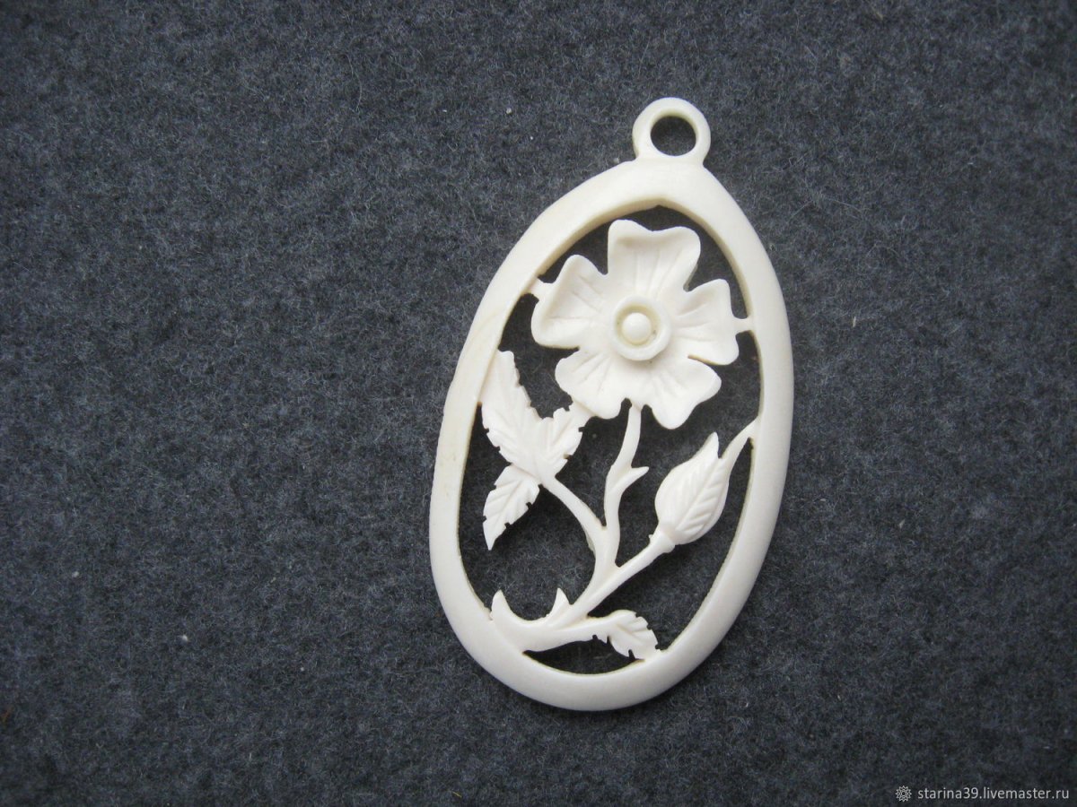 Резьба по кости медальон