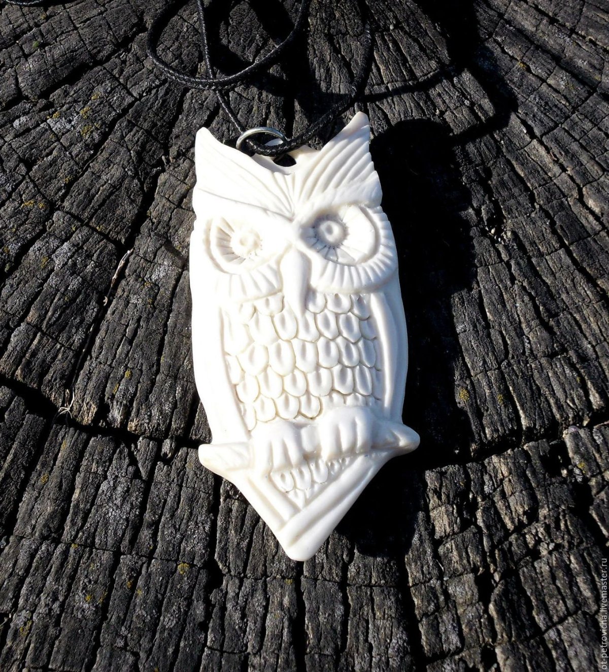 Резные кулоны из дерева