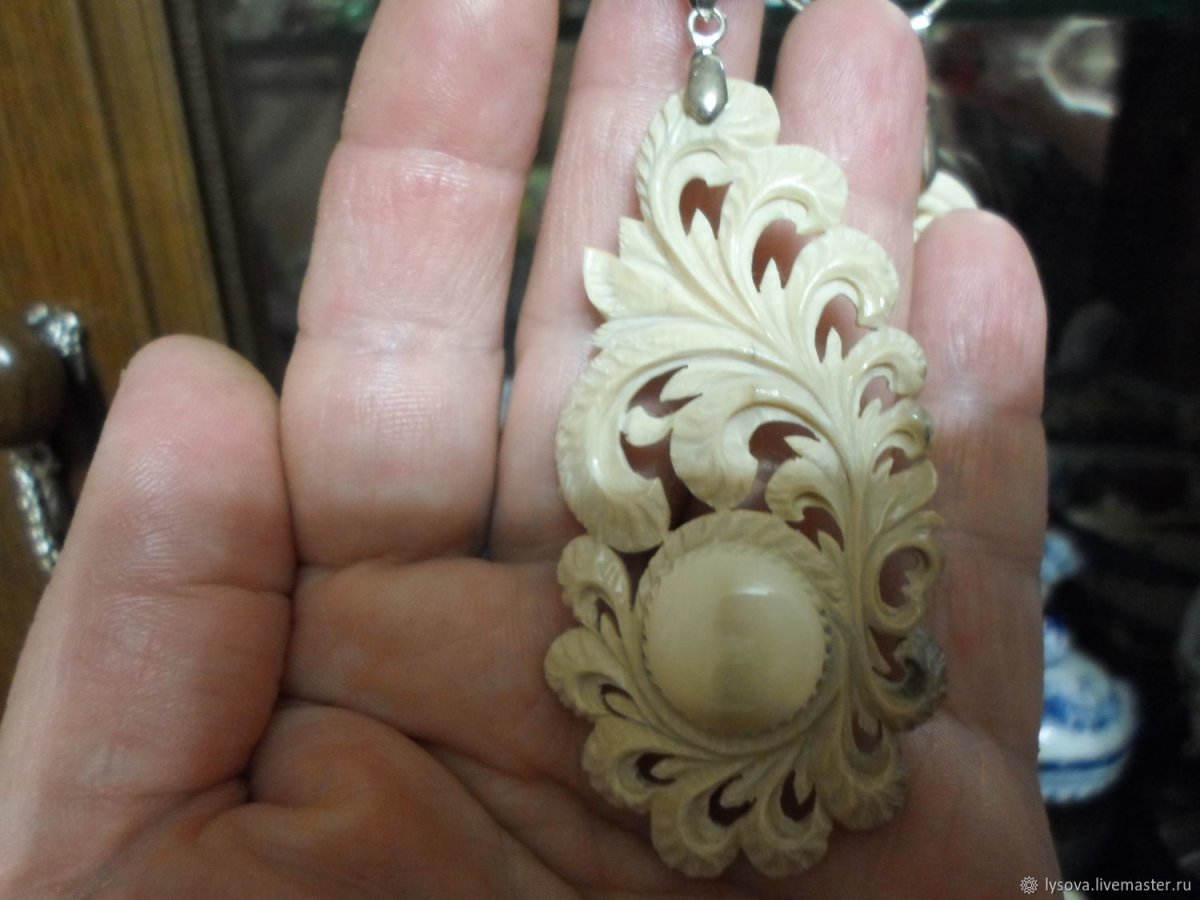 Подвески из кости женские