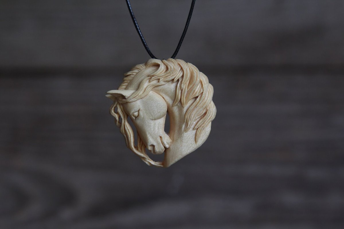 Кулон лошадь из дерева