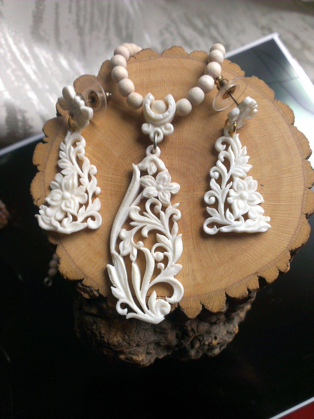 Украшения из кости