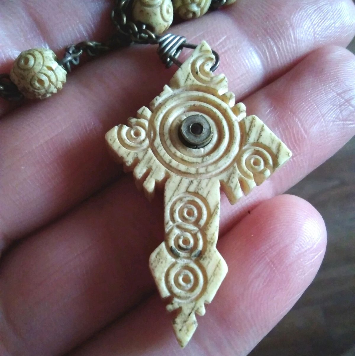 Кулон кость