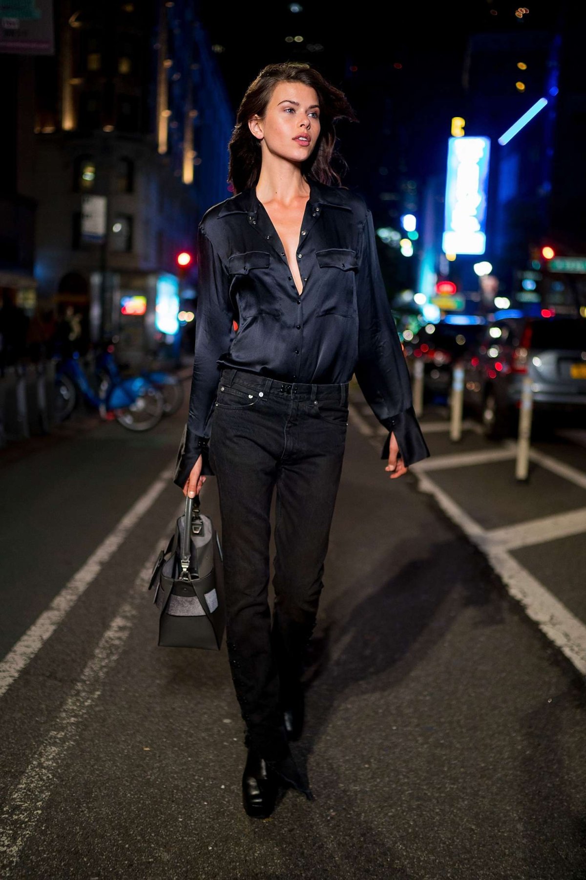 Черный атласный костюм