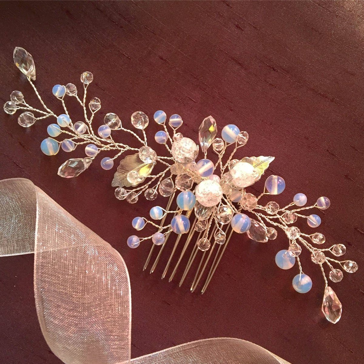 Украшение для волос из бусин