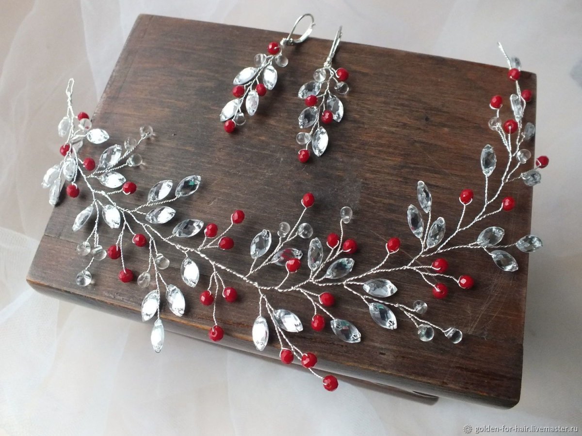 Веточка из красных бусин и проволоки