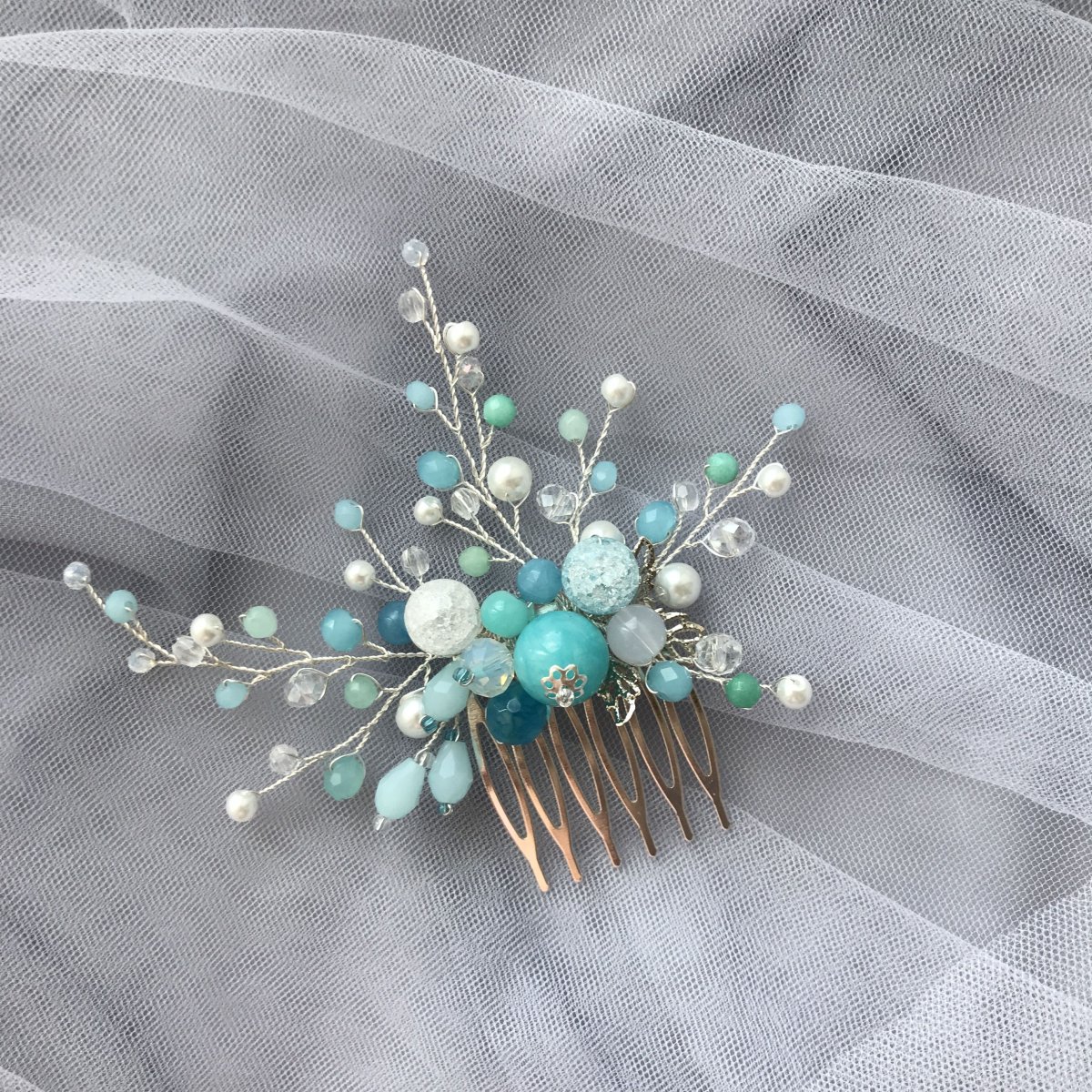 Украшение для волос из бусин