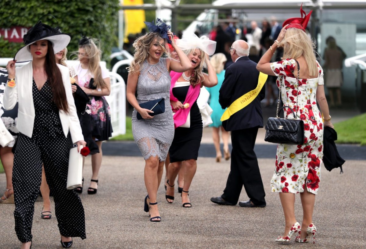 Леди на скачках в Англии