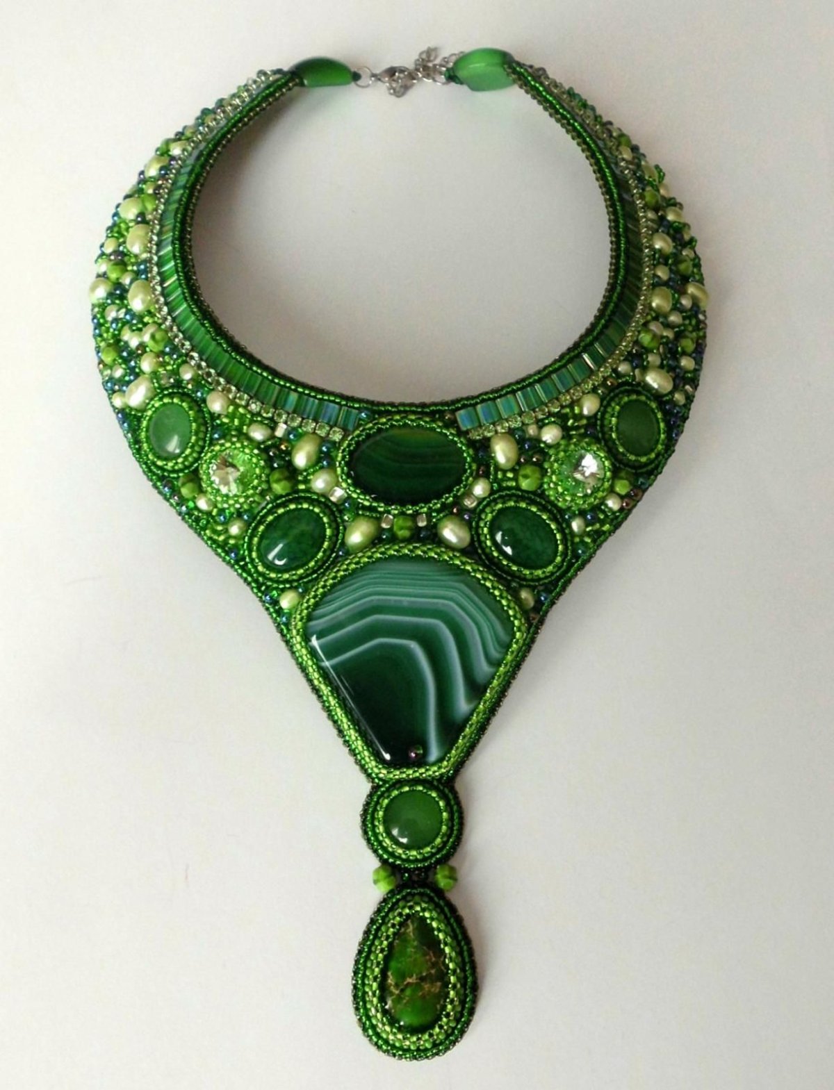 Зеленое колье из бисера
