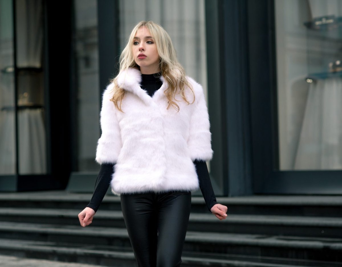 Женщина в шубе на улице