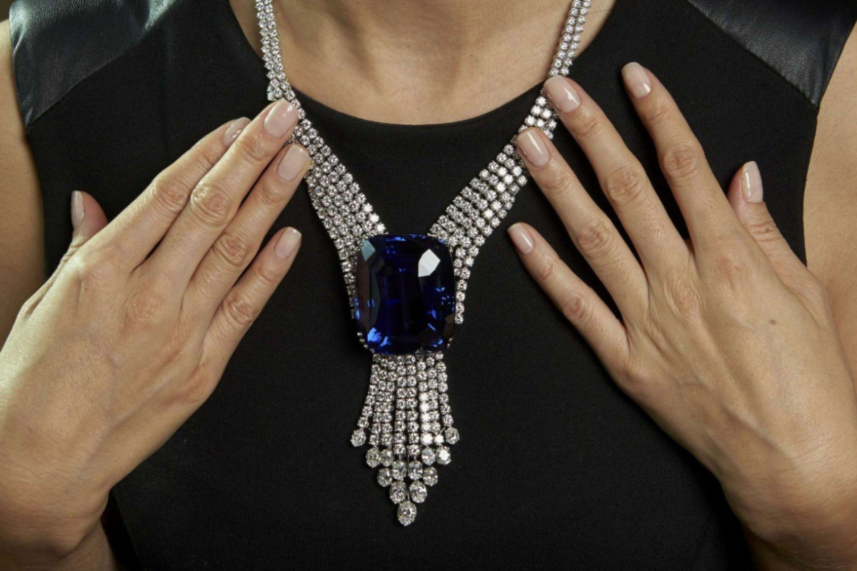 Голубая красавица Азии сапфир