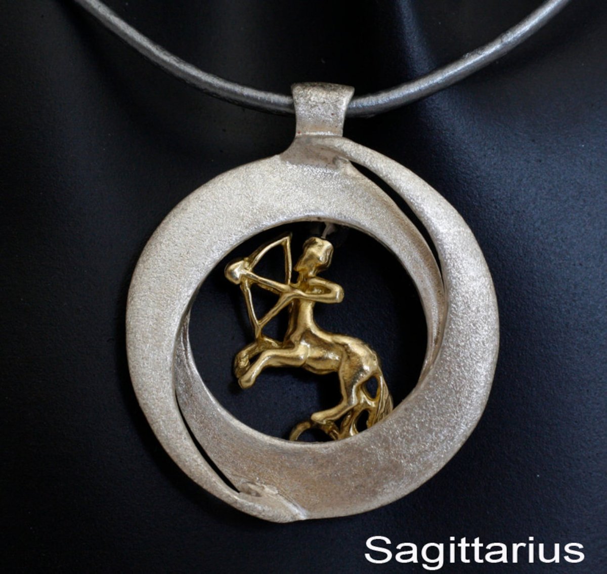 Медальон со знаком зодиака