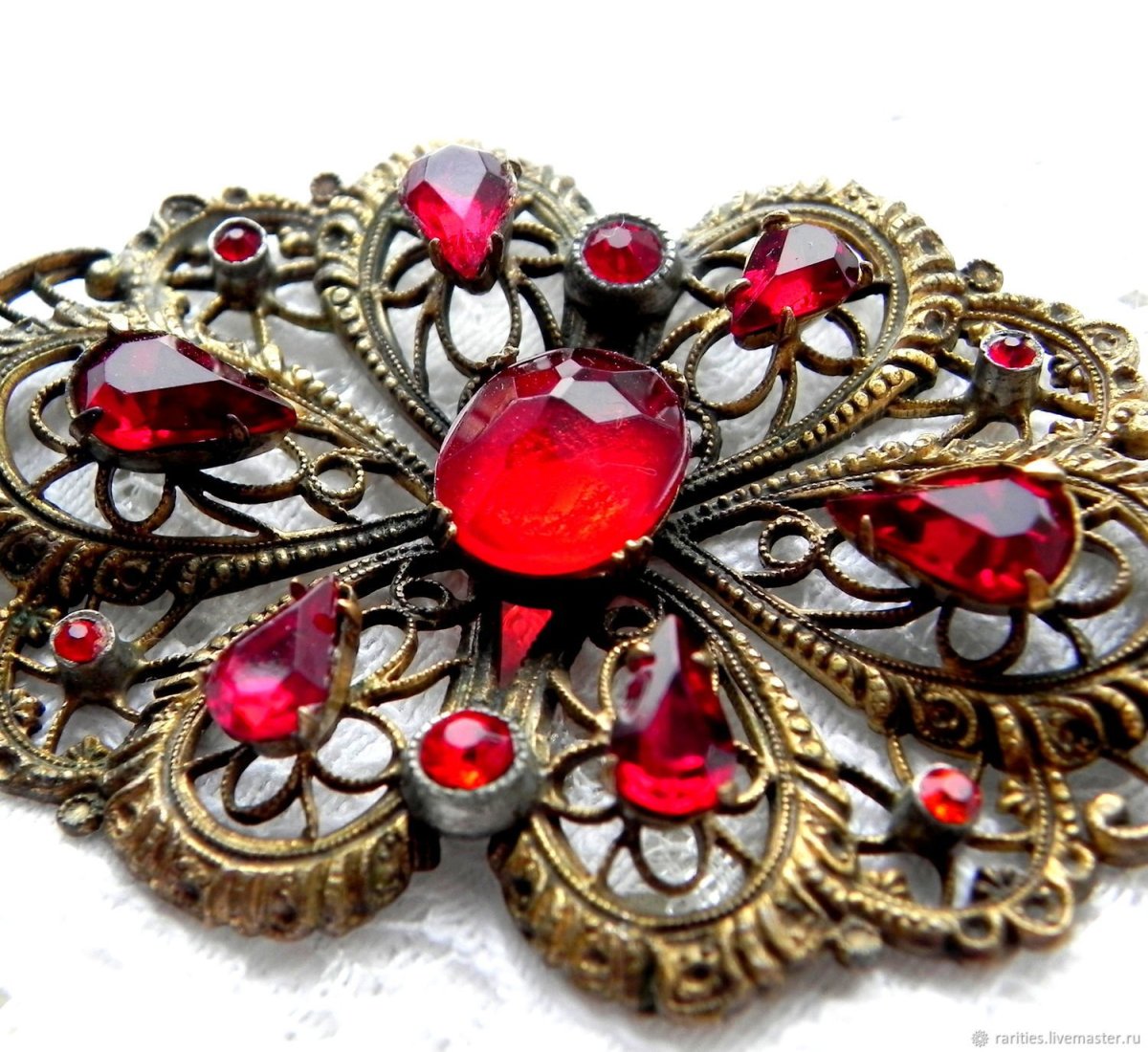 Рубиновые броши Елизаветы 2
