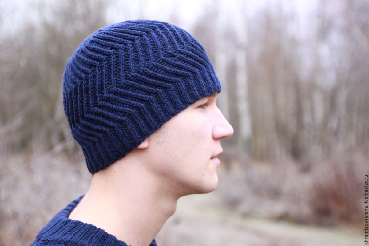 Мужская шапка спицами зигзаг удачи